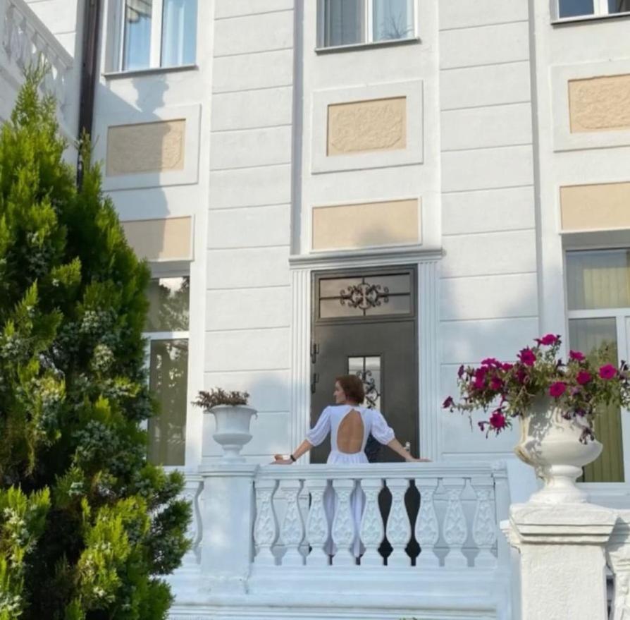 Бутик-Отель Белый Дом Балерины Sukhumi Exterior foto